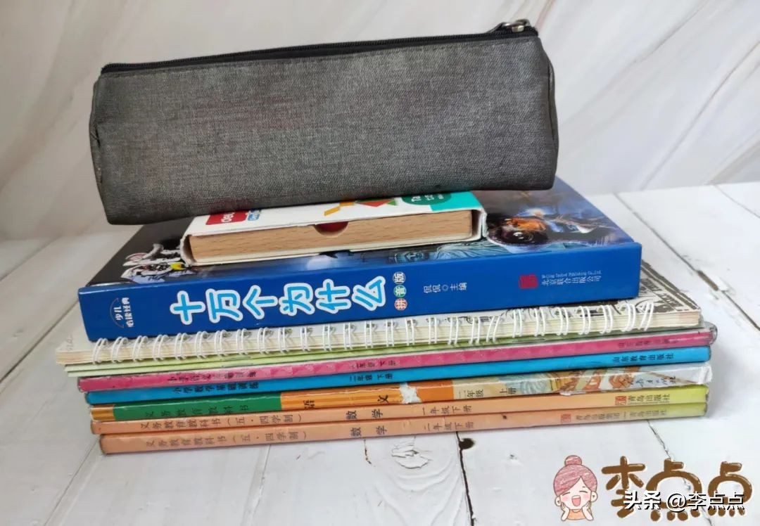 给小孩买奥特曼书包,给孩子们买奥特曼