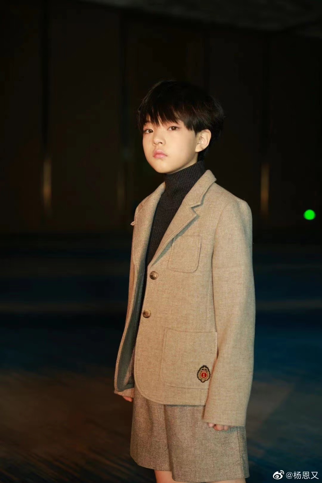 9岁的杨恩又好圈粉，短呢套装搭配马丁靴，剪短发后又帅又可爱