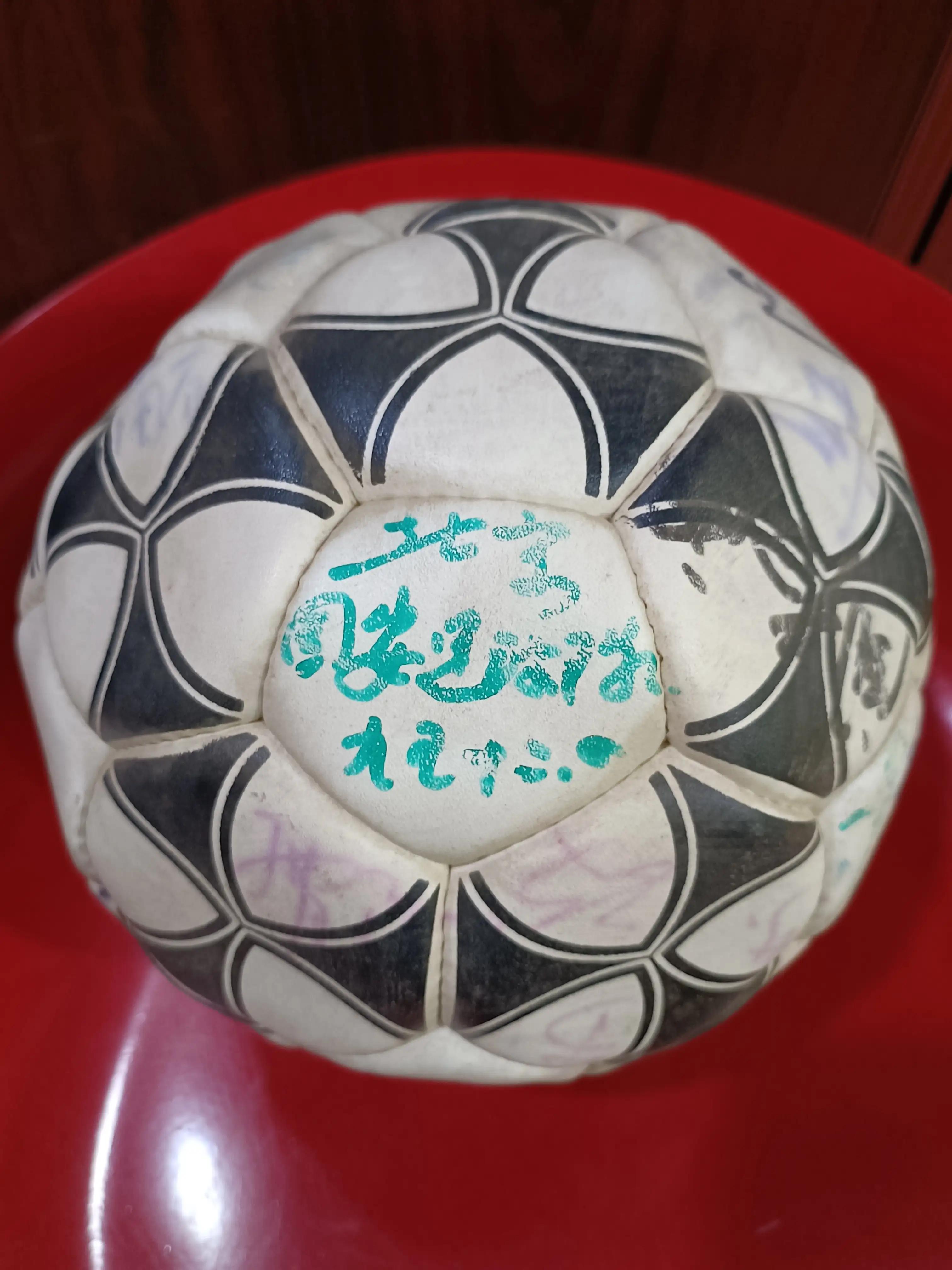 足球个性签名诗句,足球球星的签名大全