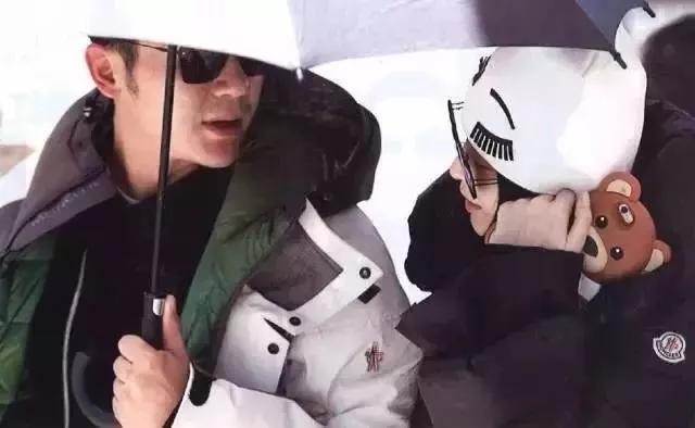 上万元加拿大鹅羽绒服网店仅售50,moncler经典款羽绒服