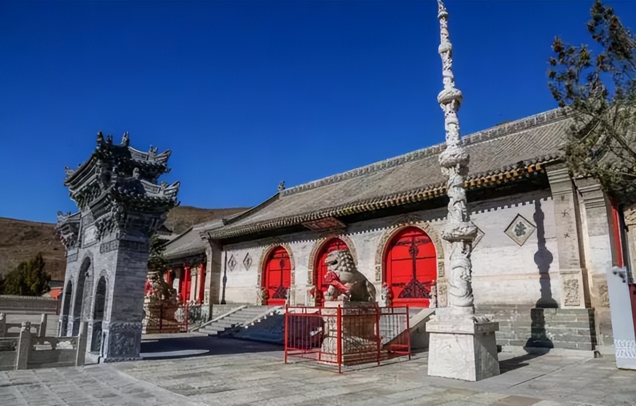 五台山一日游黛螺顶和五爷庙,来到五台山景区佛华山庄五爷庙