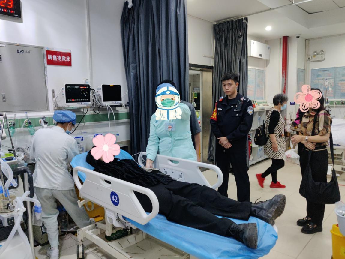 少女吞药轻生民警解救成功,女子昏迷路边民警及时救助