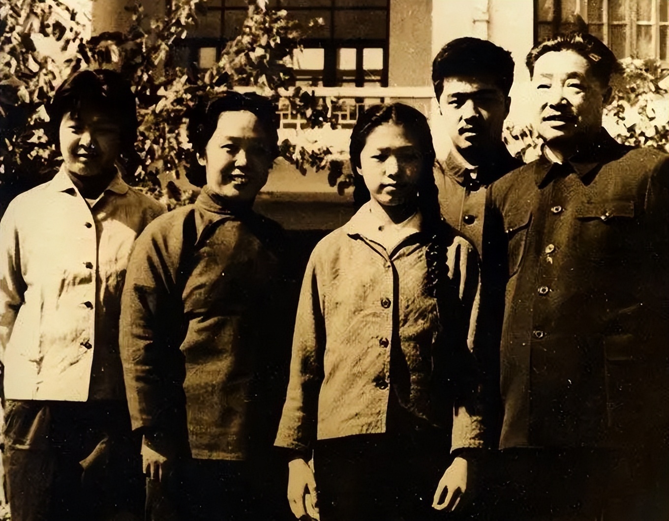 贺晓明曾说：父亲贺龙除了丰功伟绩外，另一个最高荣誉就是爱！