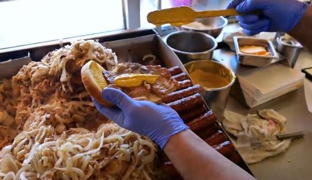 芝加哥街头最好吃的热狗，大香肠配上黄芥末，吃起来相当过瘾