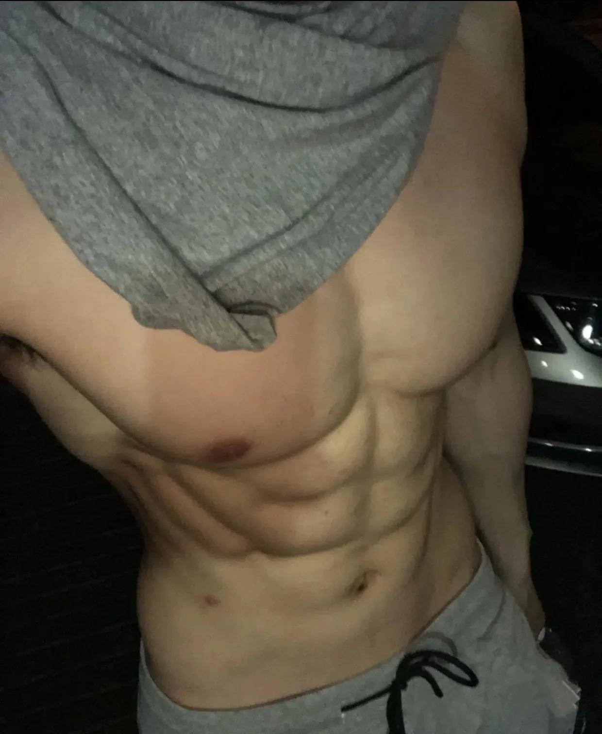 44岁女子为爱痴狂，卖房“借”给28岁小伙400万，只因他有腹肌！