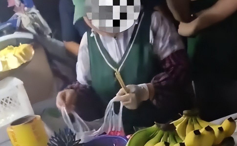 女子卖西瓜缺斤少两被学生发现,买西瓜缺斤店家说去告