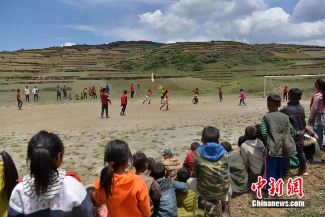 一双球鞋一人一只，凑成“黄金左右脚”！没有什么能够阻挡“运动小子”们的热爱