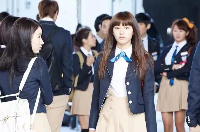 闊╁浗鎭嬬埍缁艰壓瀵屽鍗冮噾浜鸿宕╁,瀵屽鍗冮噾宕╀簡浜鸿澶氬皯浜烘ⅵ纰庝簡