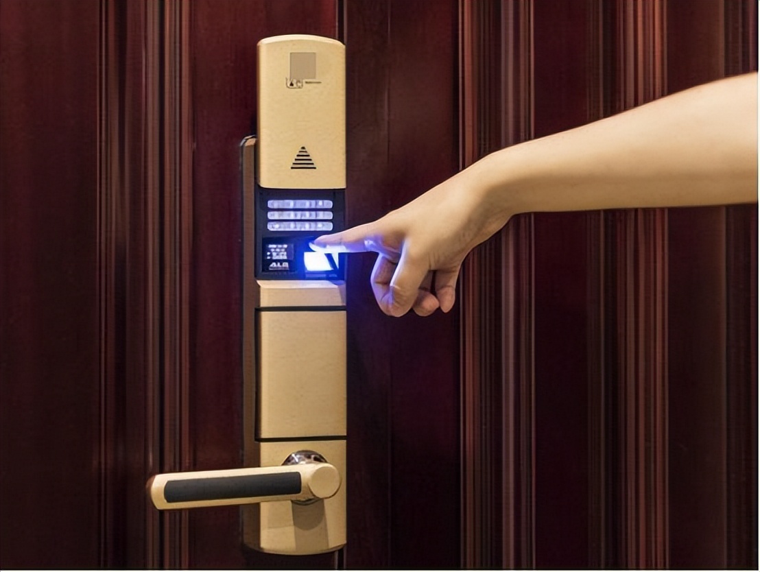 智能锁锁不住外面可以直接打开,被智能密码锁锁在家里怎么办