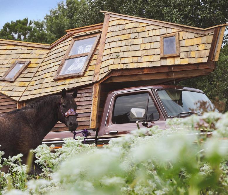 两位情侣在森林中搭个帐篷,一对情侣在大山深处打造的家