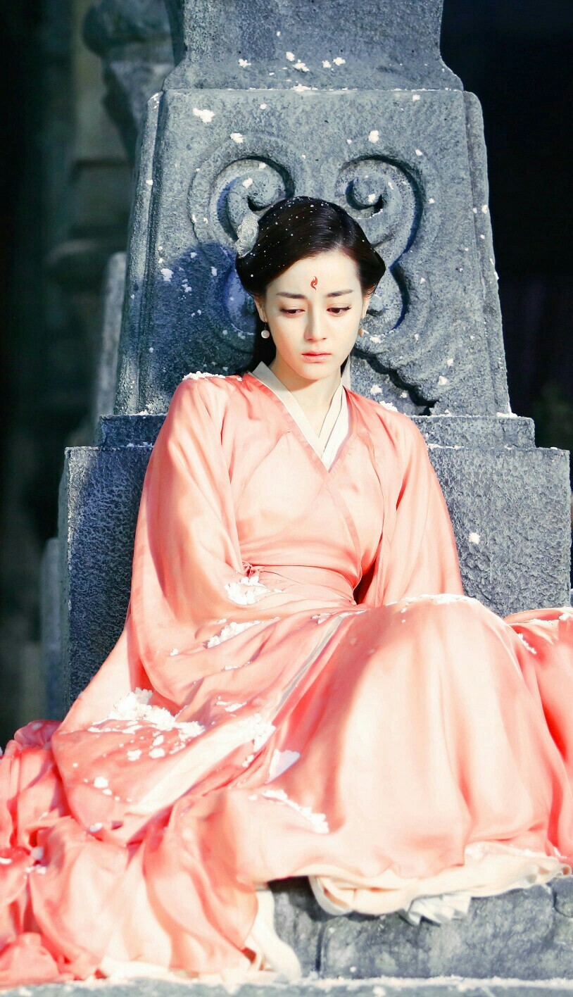 “金鹰女神”迪丽热巴:靠杨幂爆红,工作四年无休,沦为无戏可拍