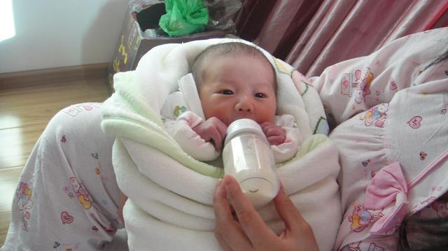 孩子喝完奶拍嗝的正确方法,宝宝喝完奶拍嗝方法有几种