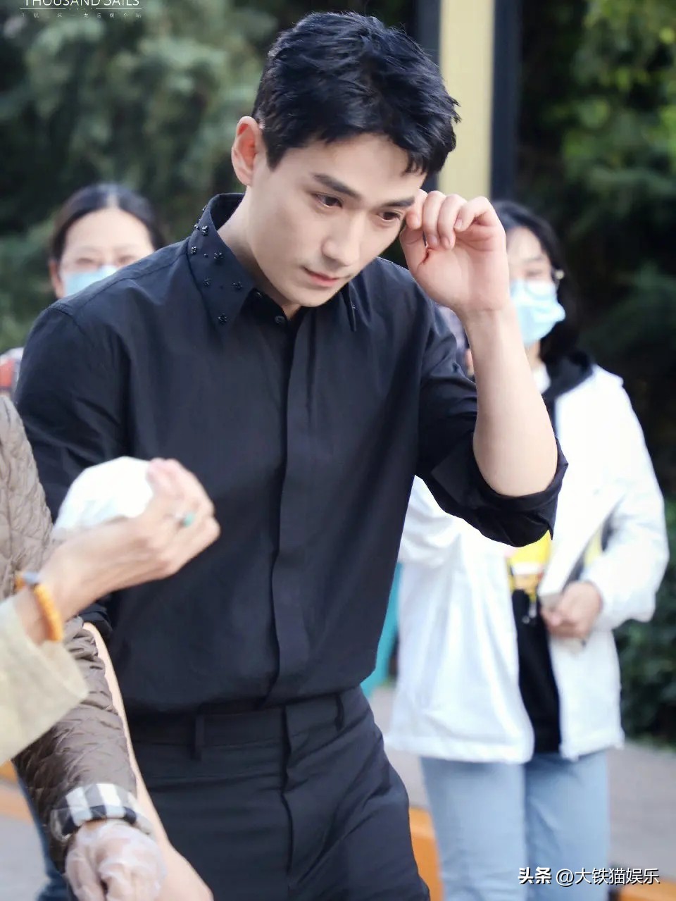 穿“黑衬衫”好看的男明星，只服这7位，个个长身玉立，贵气逼人