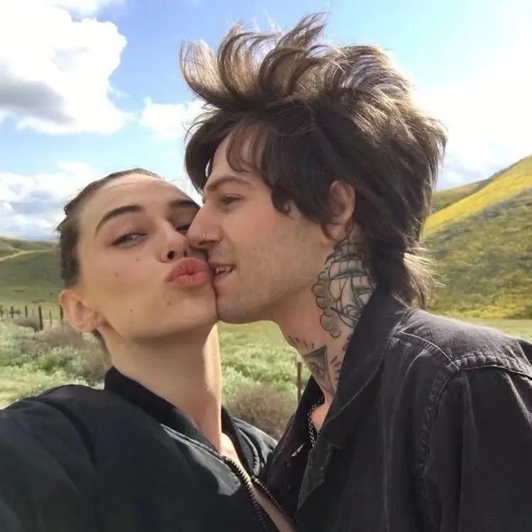 21岁天才唱作少女被曝光恋情！男友大十岁，粉丝：妹妹你图啥…