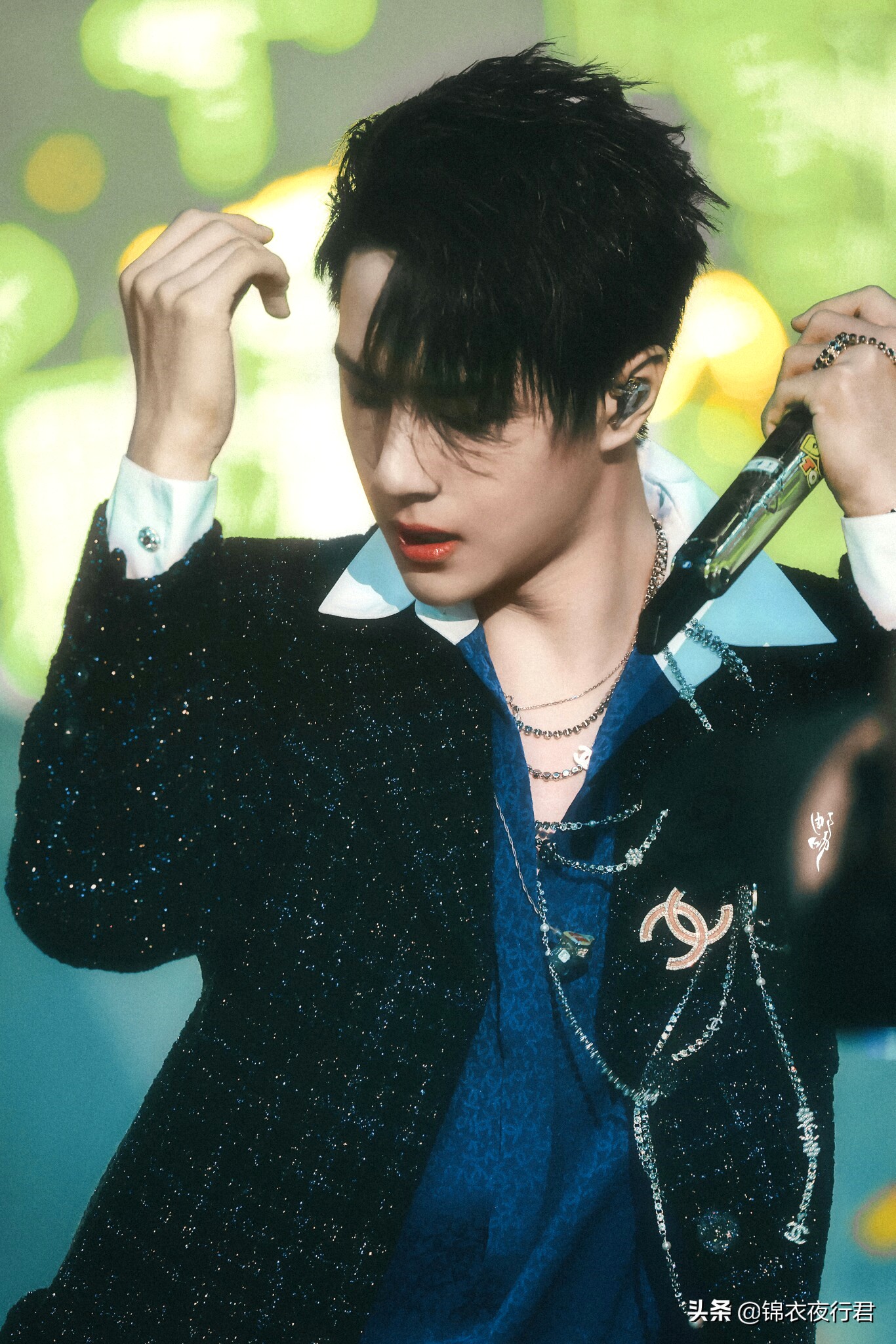 王一博回眸杀蓝湛,王一博跳舞杀马特