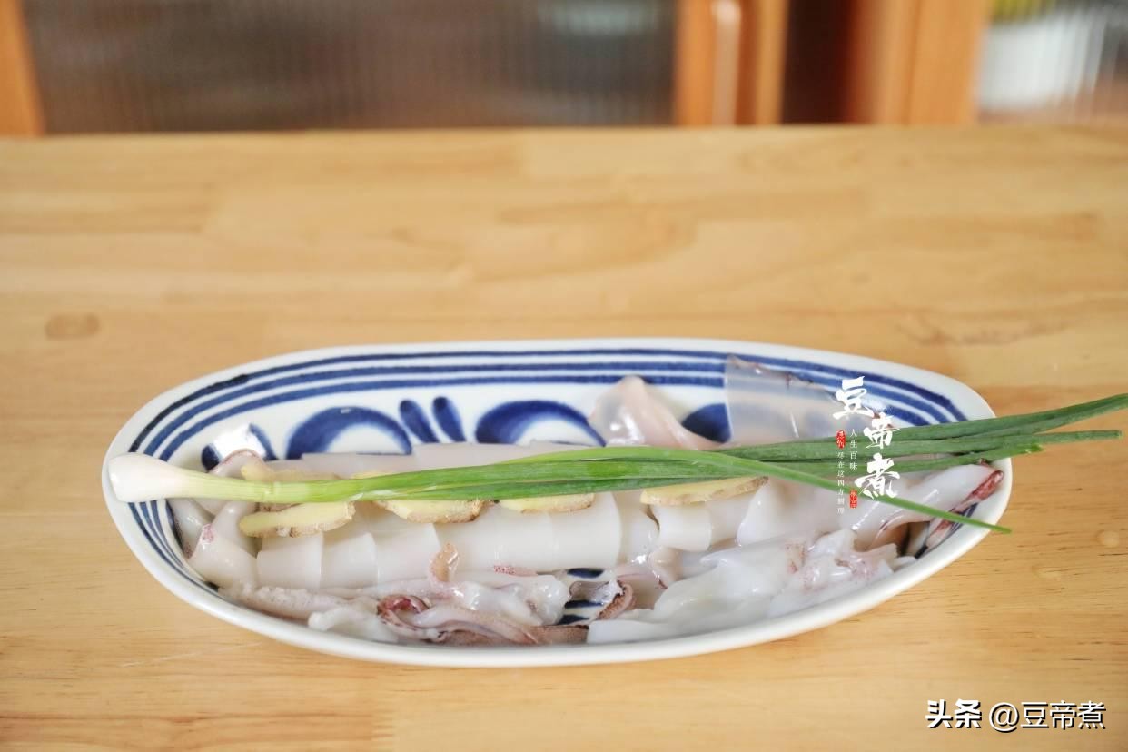 大厨教你鱿鱼这样烧最好吃,60岁老厨师透露给我的八道美食