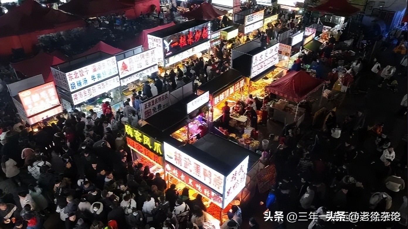 90后小伙摆摊月入过万上热搜,95后夫妻摆摊日入9000元