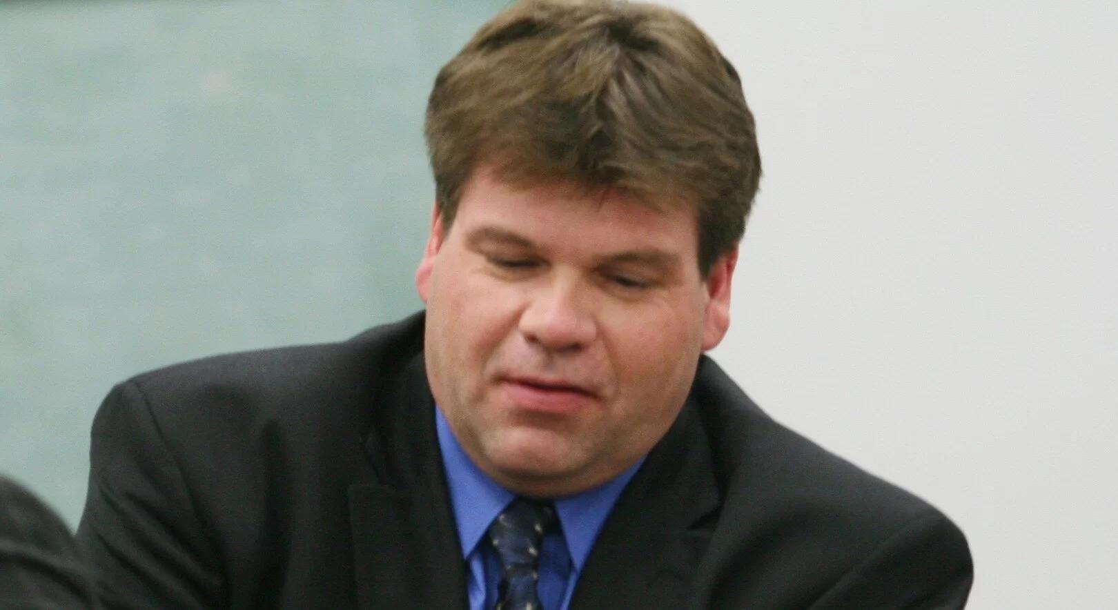 美国男子致电麦当劳，围困18岁女孩3小时，作案10年却被判无罪