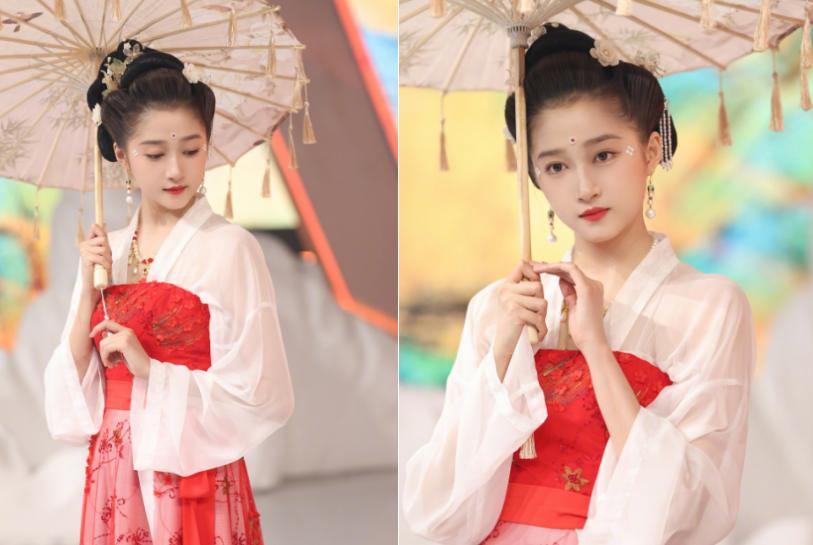 关晓彤霸气护戒指发布会,关晓彤微博之夜黑纱镶钻抹胸礼服