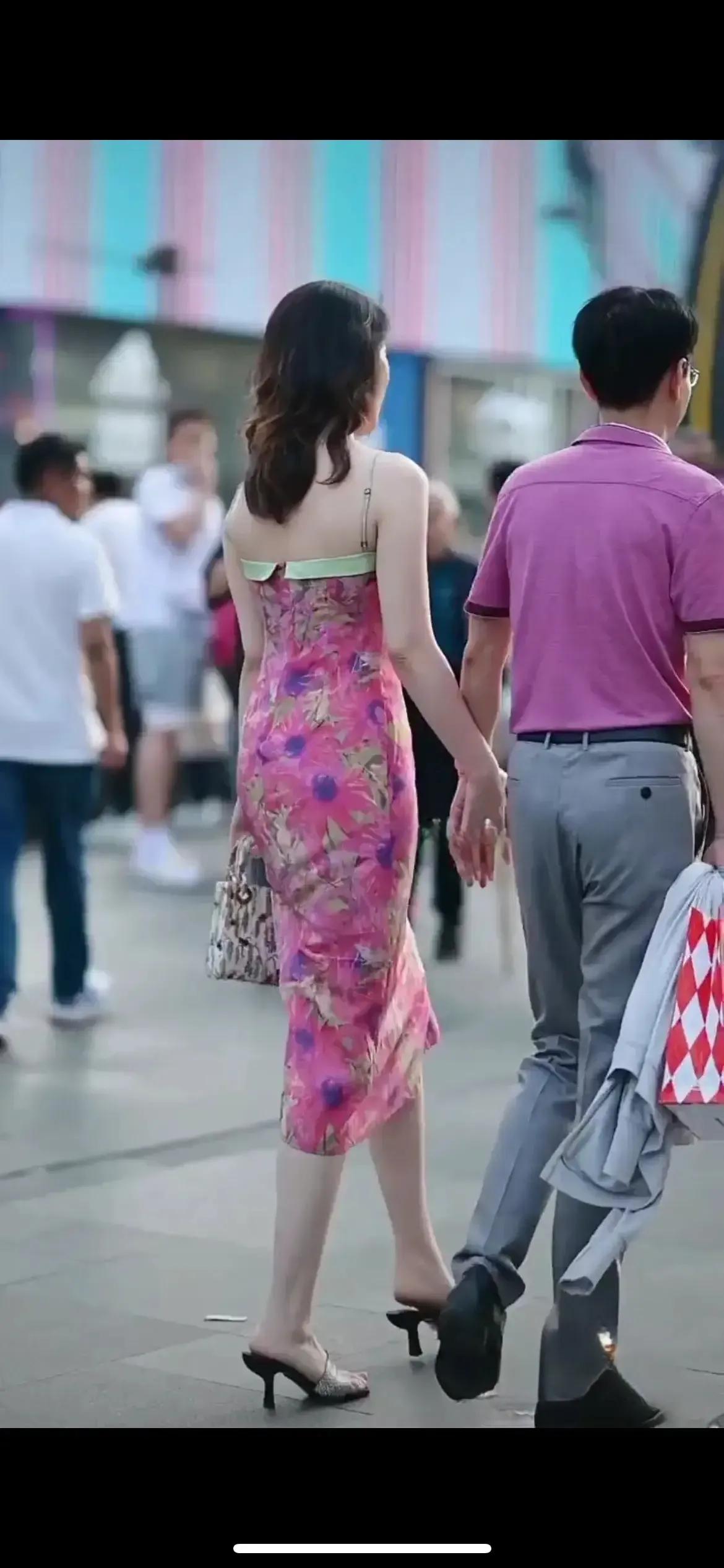 直播国企领导与小三出轨逛街被拍，天价*养包**的小三身材果然火辣！