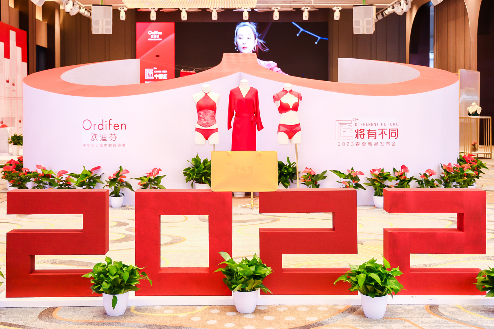 匠｜将有不同，欧迪芬2023春夏新品“红”耀金陵