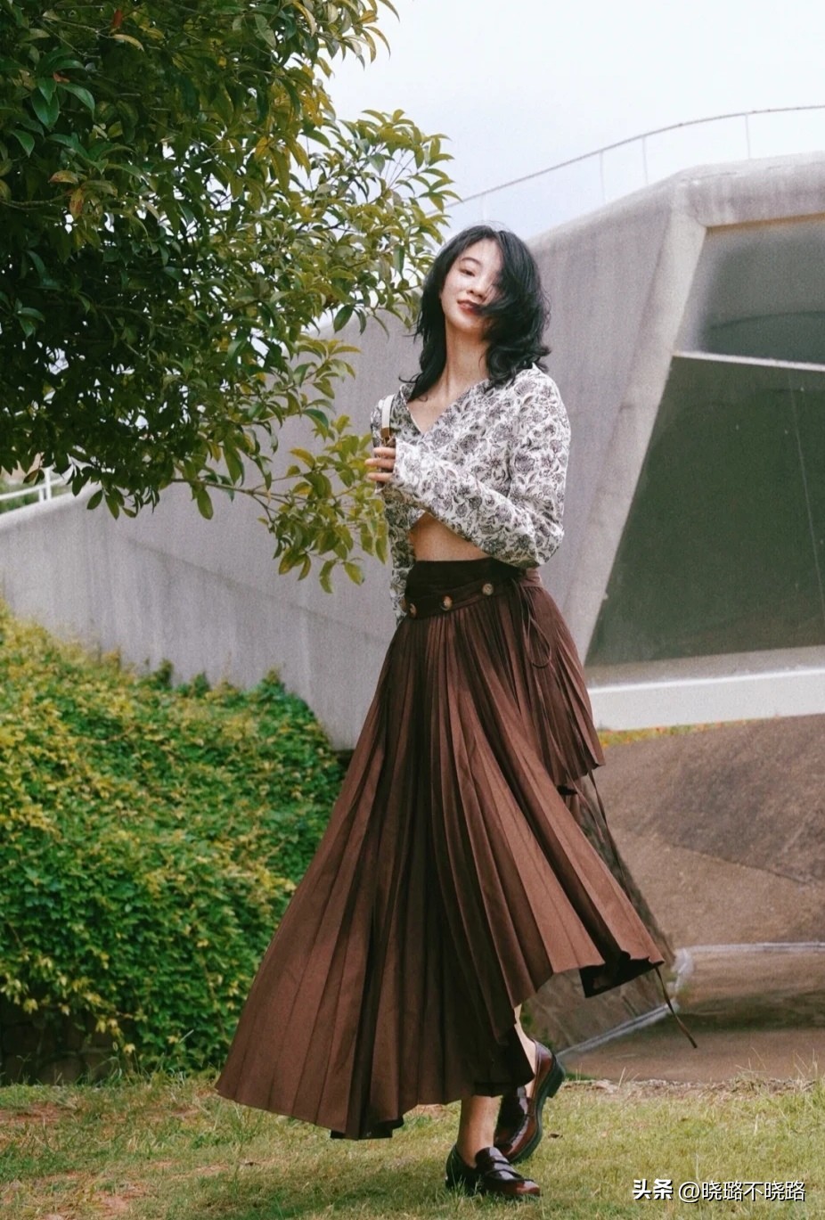 现在乐福鞋穿搭,今年乐福鞋流行亮皮还是哑光