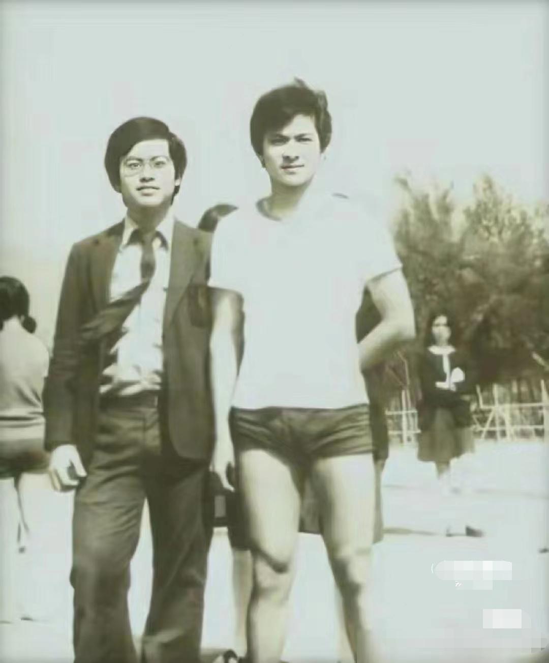 男生裤子越短越gay?刘德华、成龙穿齐X热辣小短裤下场打脸