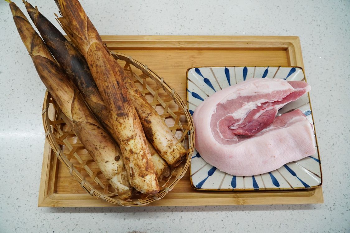 五花肉焖一晚,春天遇到这菜别不懂吃