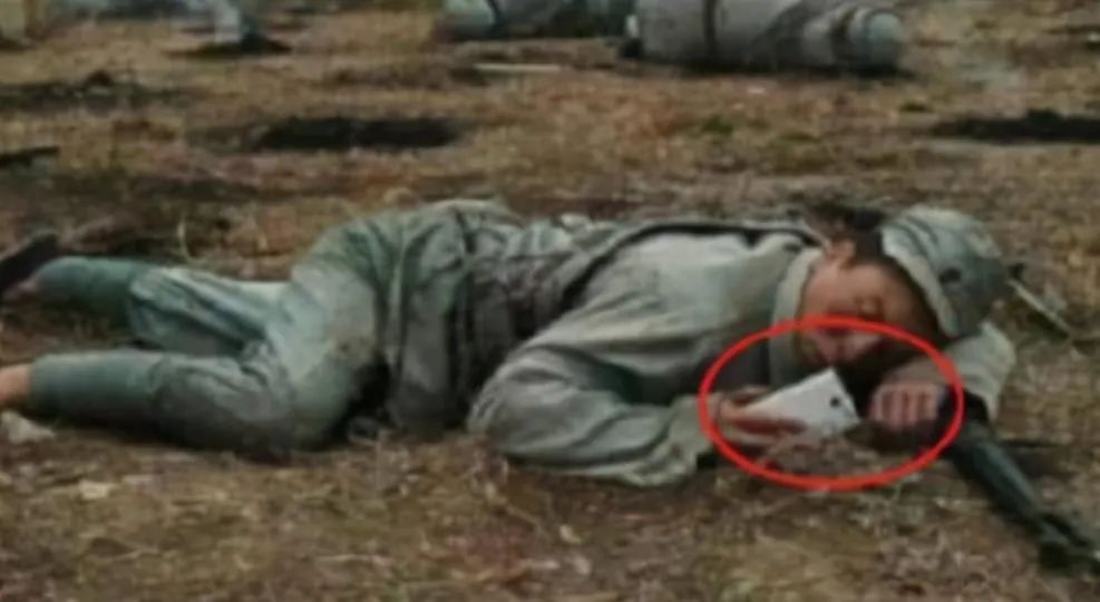 洒枸杞假装喷血、演尸体玩手机，这些穿帮镜头好敷衍，个个离谱