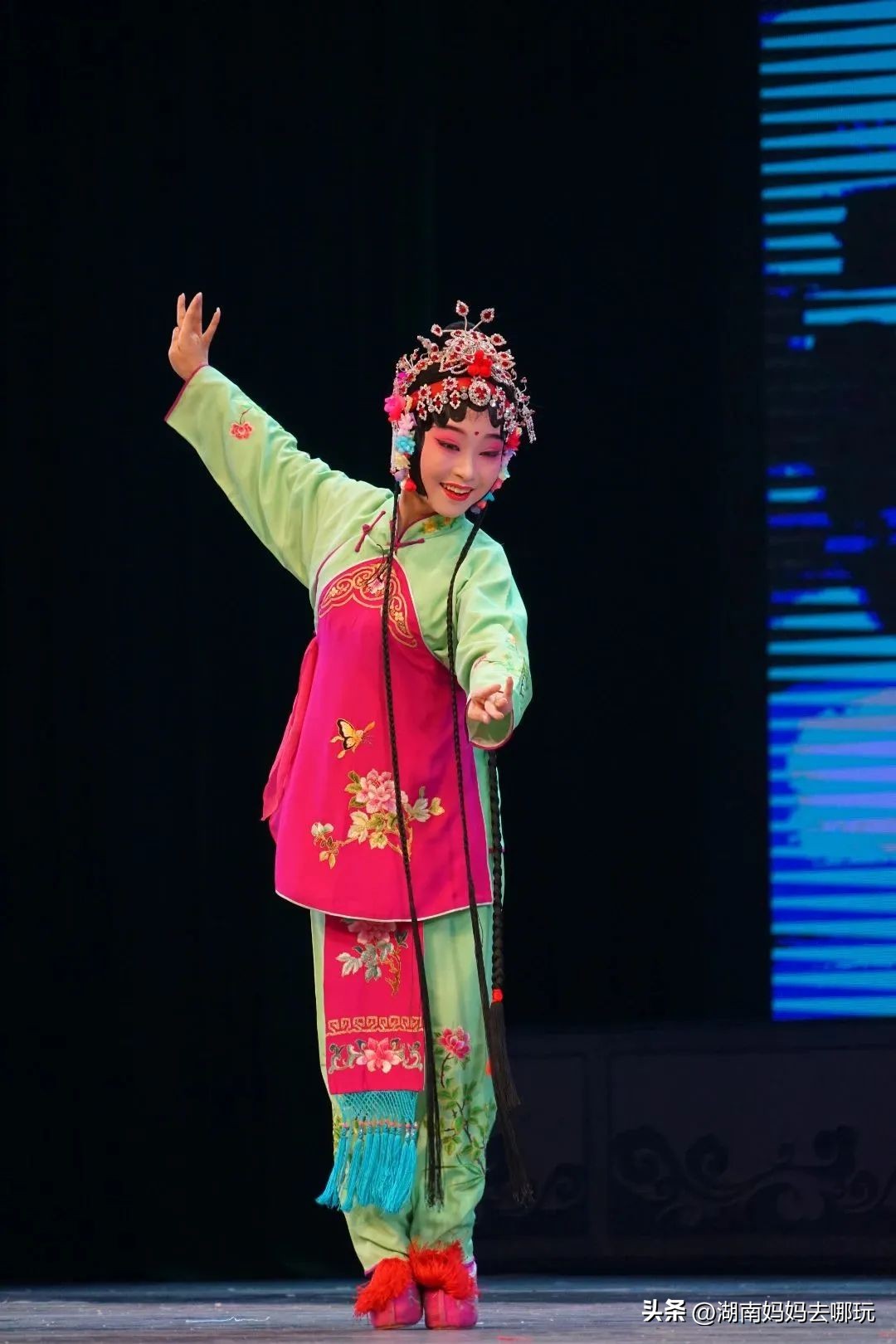 这个“95”后湘妹子，带着3000000+戏迷“游”长沙