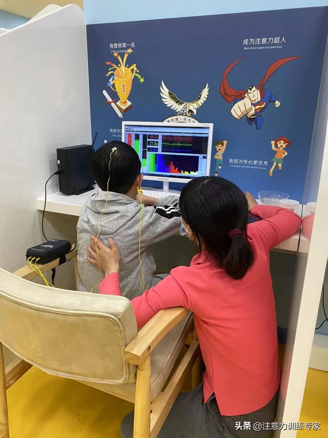 小孩子生气摔门怎么教育,一生气就吼孩子就骂