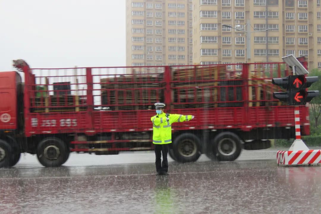 太原交警：窗外下着雨，我在守护你