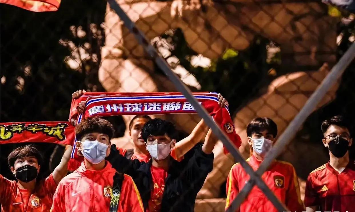 感动！郑智无愧是广州恒大的支柱，赛后一举动感动球迷