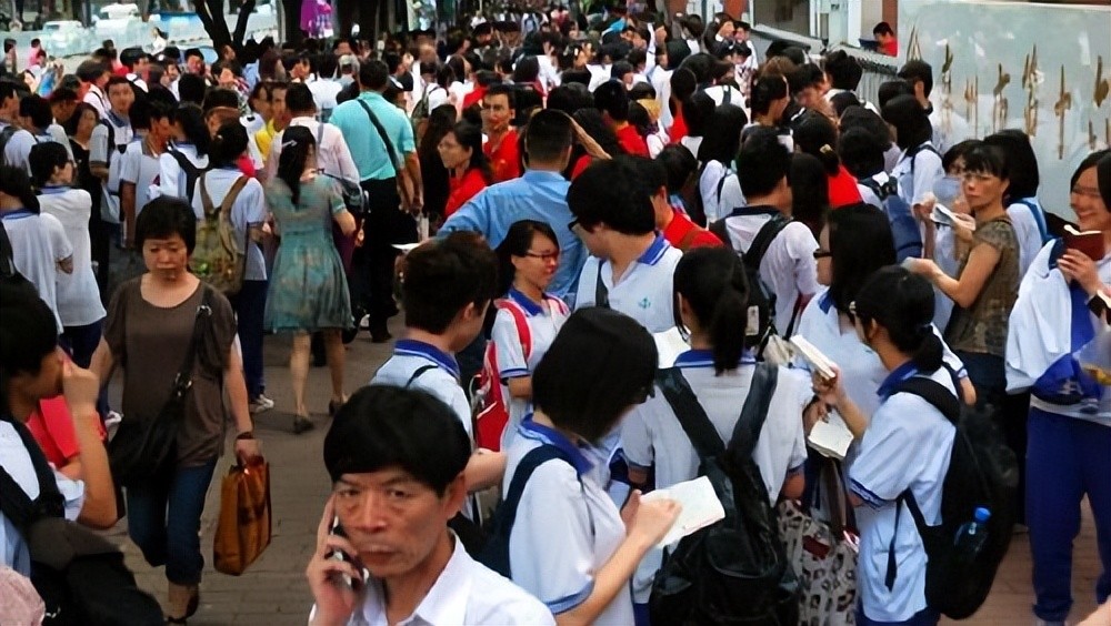 00后女生用一万块创业,00后女孩努力挣钱