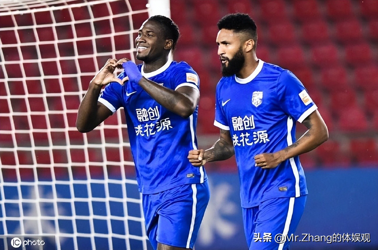 武汉三镇全取三分登顶第一，榜首同城德比武汉足球迎来最光辉时刻