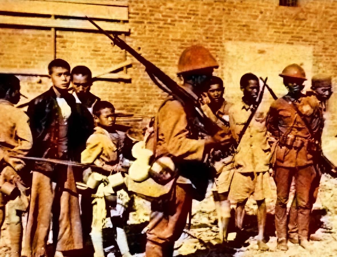 女子身穿日本侵华军装照片,女子穿侵华日军服装摆拍新闻视频