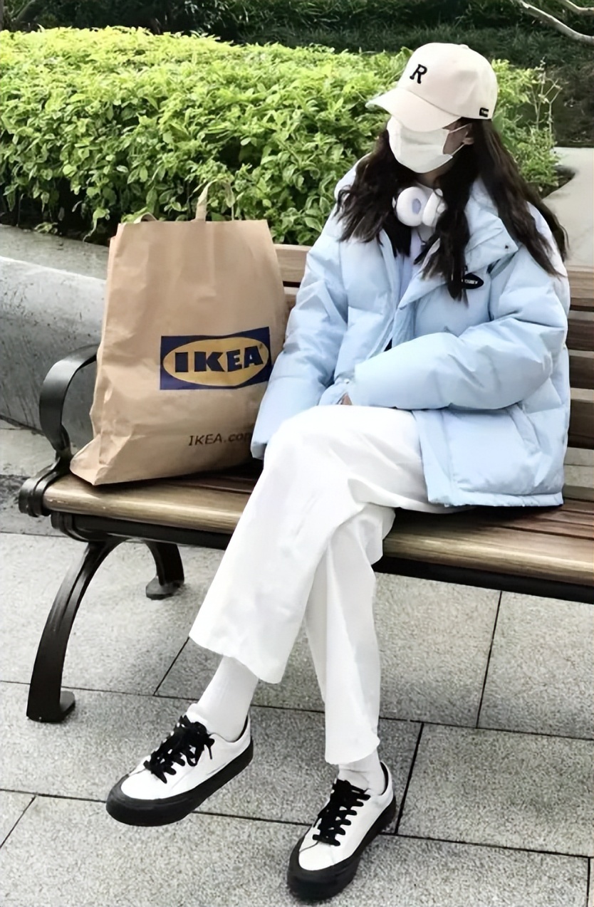 亮皮粉色羽绒服搭配什么裤子好看,亮皮白色羽绒服搭配什么裤子好看