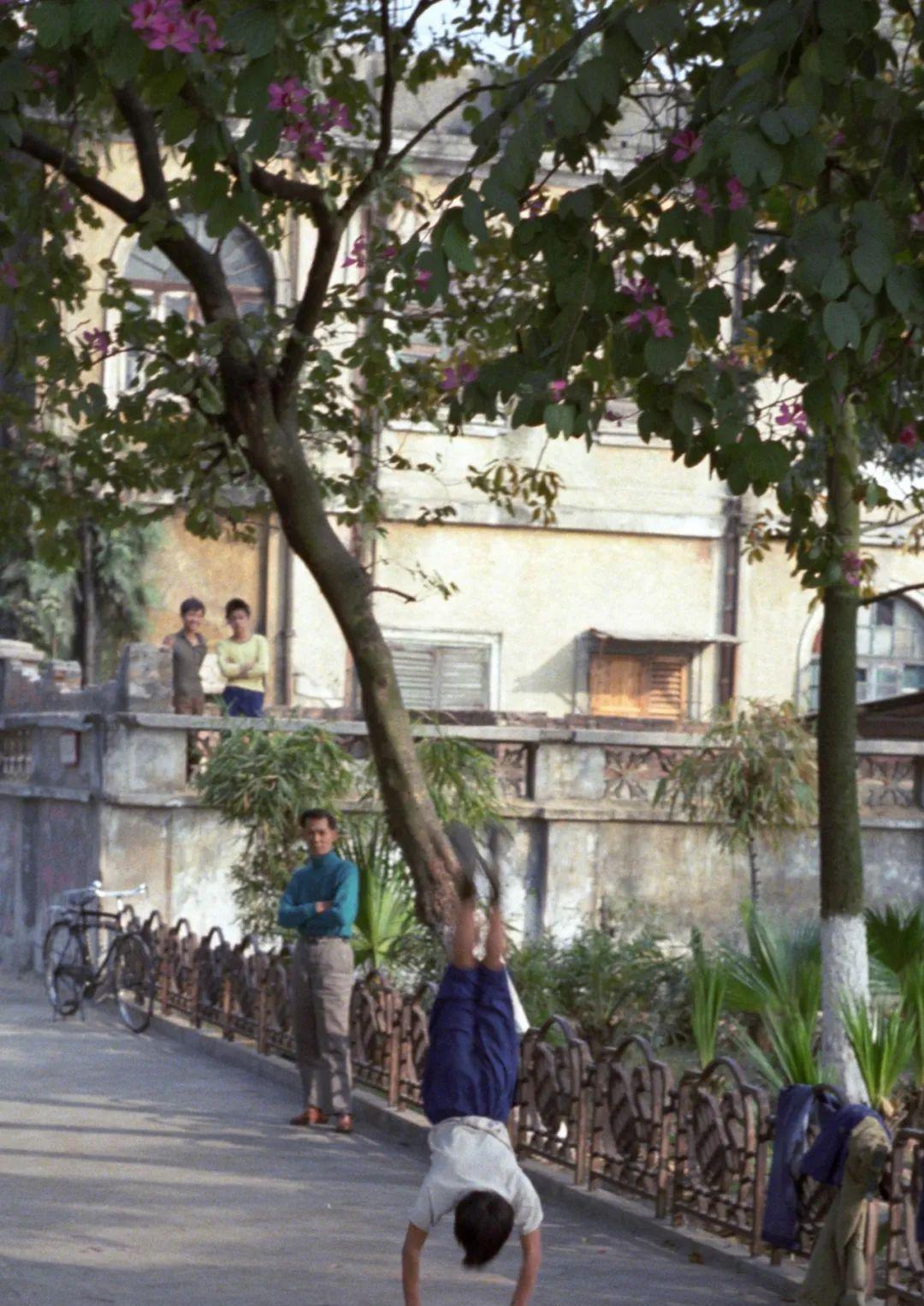 女子身着日本侵华军装露脸,女子穿日军军服拍照被抓