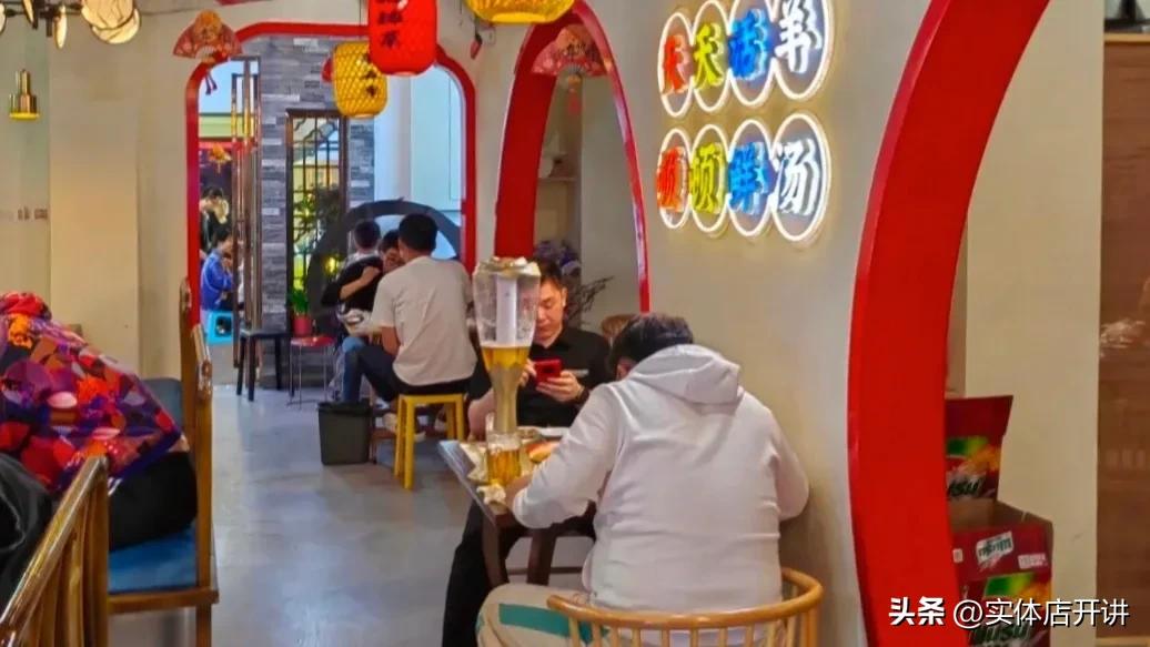 乡下小土妞儿开龙虾馆,农村土妞卖小龙虾