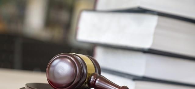 男子强行和女同事发生性关系，中途自动放弃，算不算强奸罪