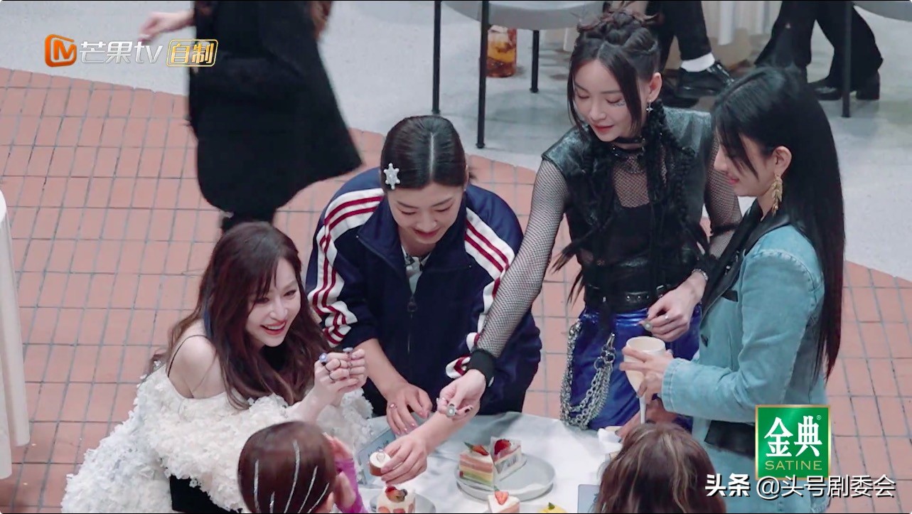 浪姐王心凌队长投票,王心凌和徐梦桃的金牌合影