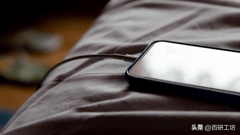 手机电池充一夜也充不满怎么回事,手机充一夜电不拔对手机有损害吗