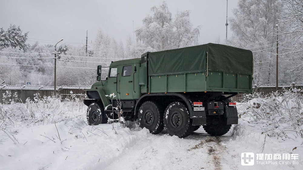 乌拉尔4320军用卡车穿越西伯利亚,遥控乌拉尔4320型6x6越野卡车
