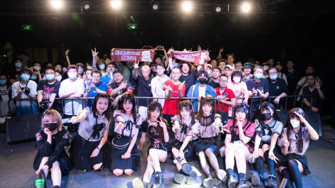 月薪不过万的北京打工人，周末偷偷做「偶像」赚钱