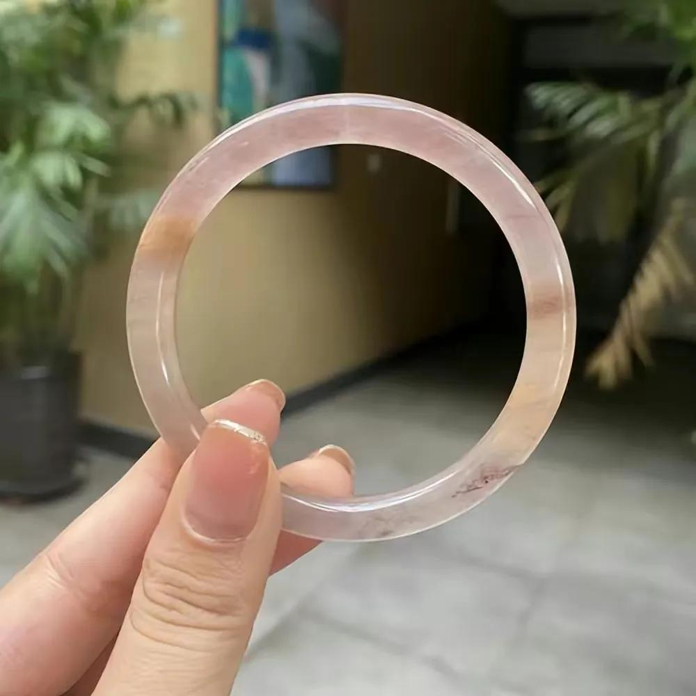 北京一女士花27000元买下的玉镯抠下标签后，没想到只值几百元了