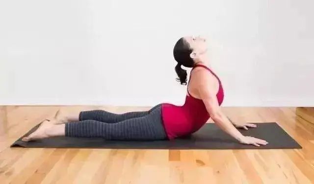 瑜伽垫上的减肥动作瘦全身,一张瑜伽垫如何健身
