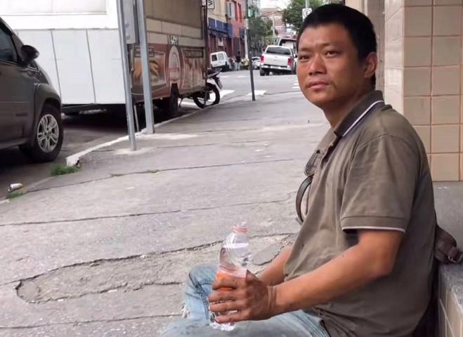 四川小伙在国外要饭完整视频,在巴西流浪的四川小伙