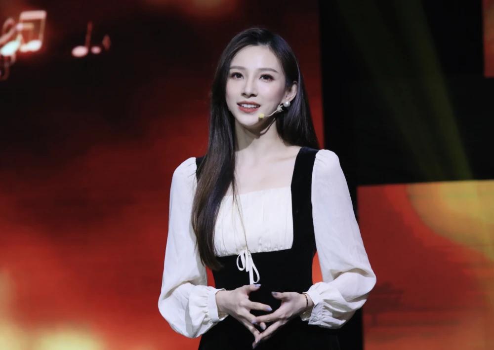 女主持人马凡舒简介,马凡舒央视女主持