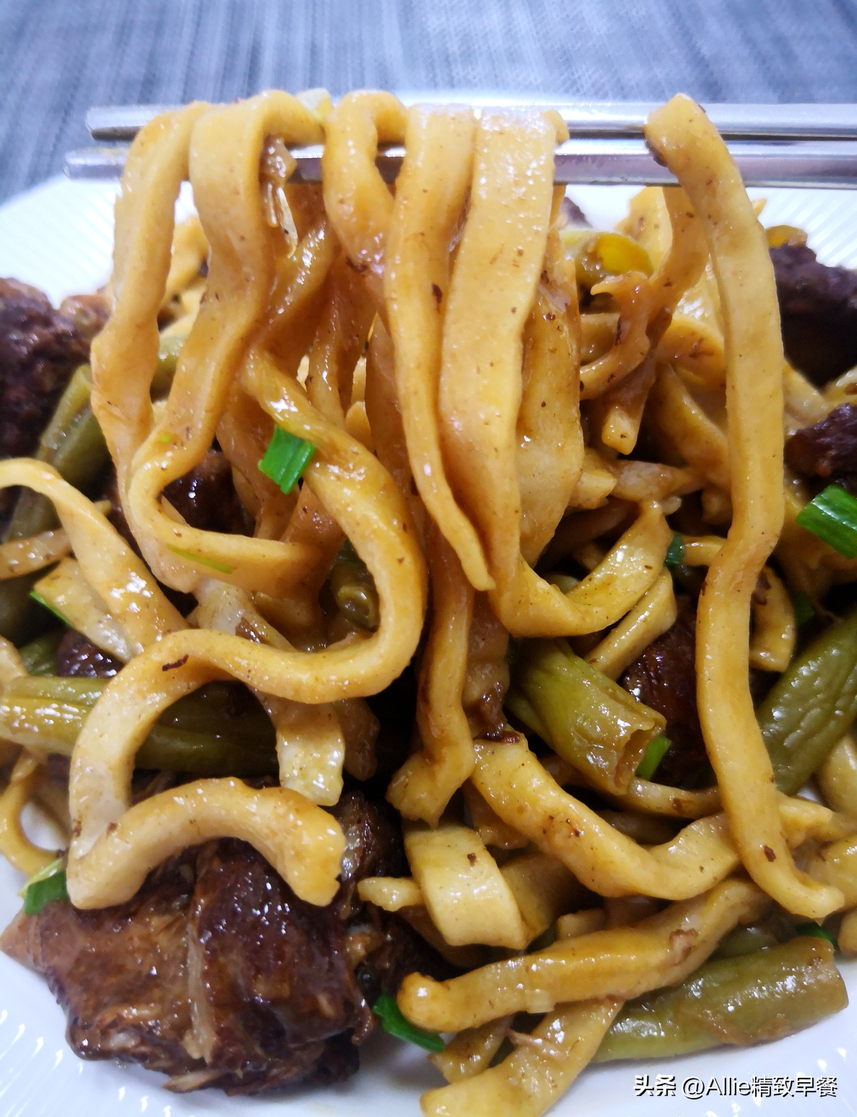 生面条做焖面怎么老是粘锅,焖面怎么做才能软烂不粘锅