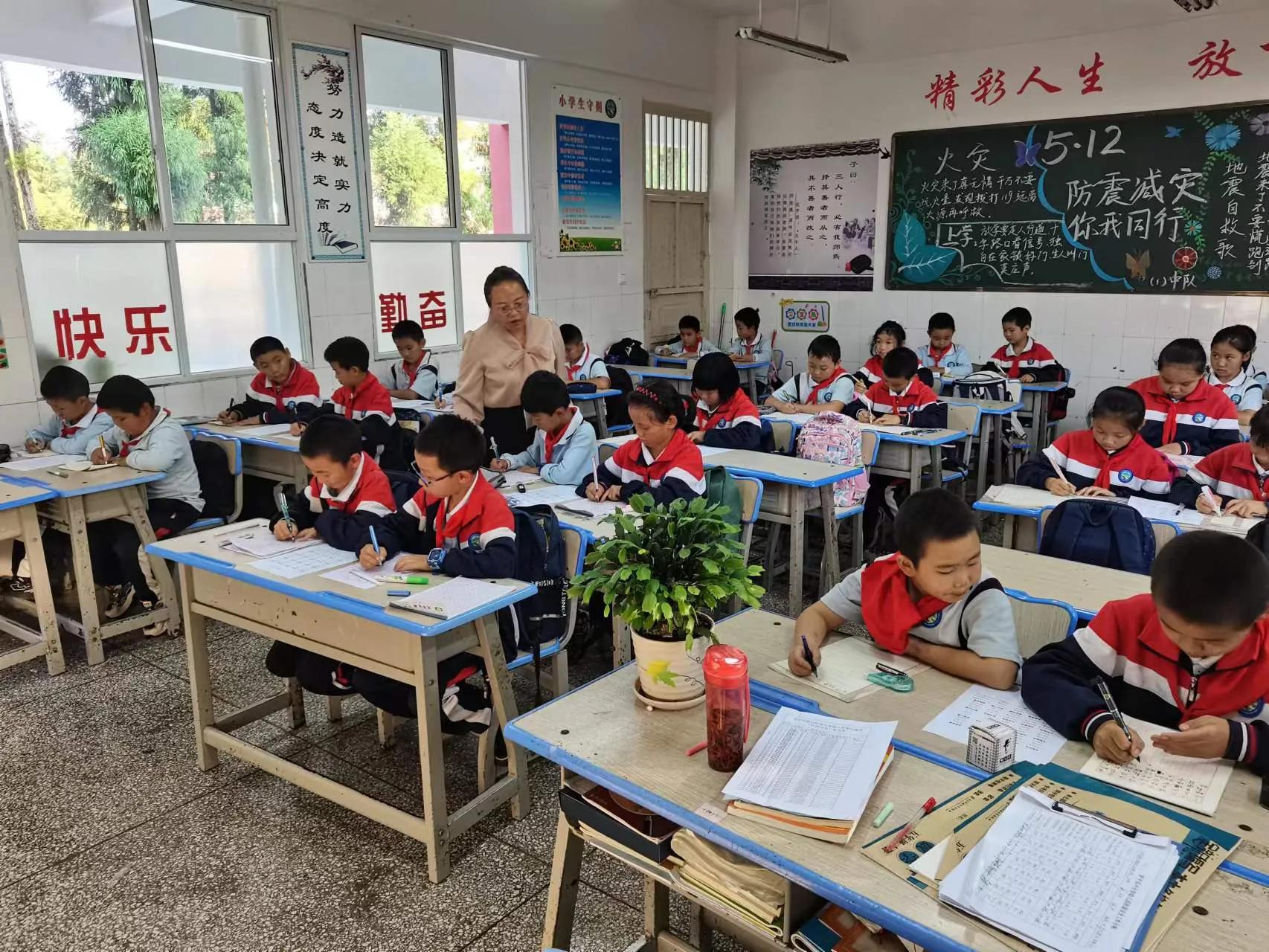 守则规范伴我行征文300字,小学生文明守则手抄报